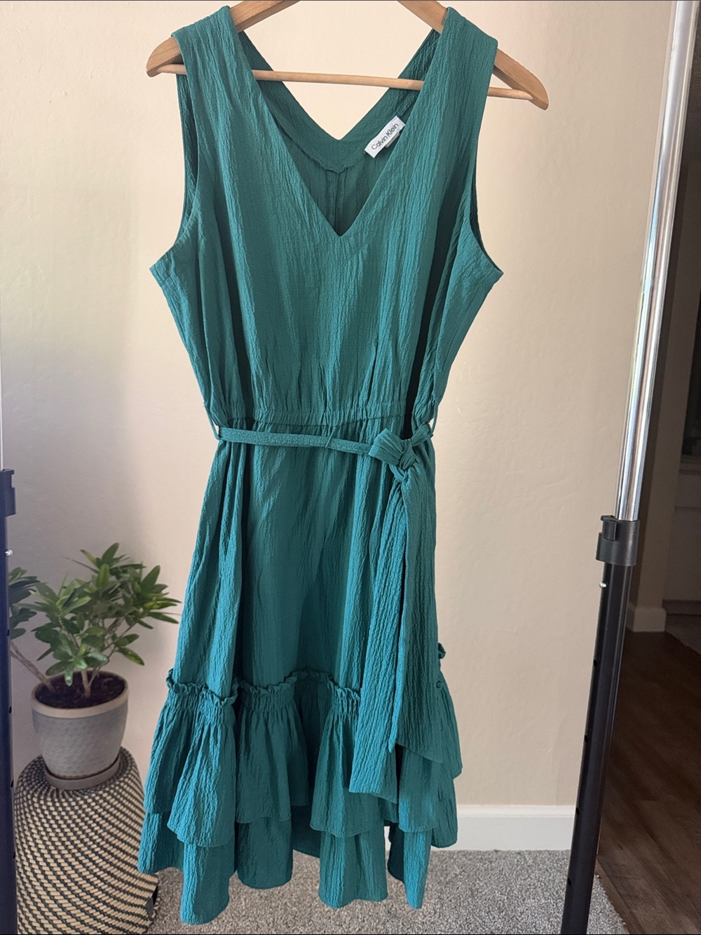 Calvin Klein Midi Dress with Tie Waist Sleeveless Crinkle V-Neck Size 12 - Picture 2 of 8